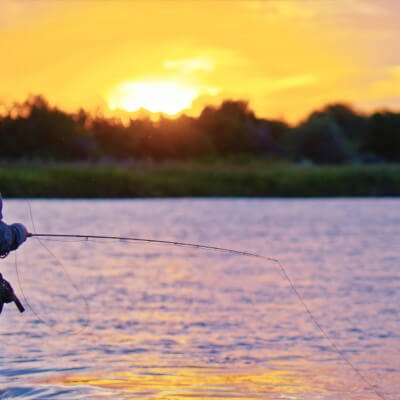 日落时分在斯威特沃特县钓鱼